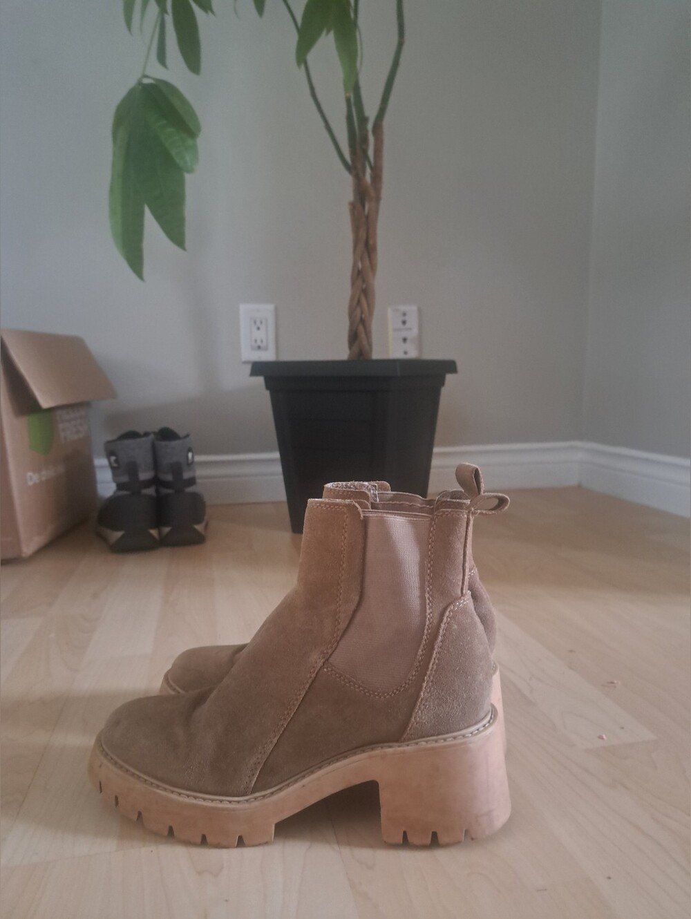 Dolce Vita suede lug sole chelsea boot